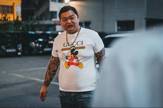 Character Chorong, a secondhand car dealer featured in “The Roundup: No Way Out 3” has tattoos all over his body. [JOONGANG PHOTO]