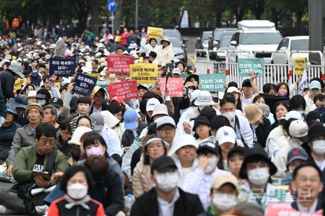 2024년 10월 27일 열린 한국교회 200만 연합예배에 참석한 성도들.