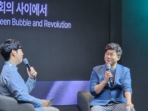 ▲유튜브 채널 슈카월드 운영자 슈카(전석재)가 4일 서울 강남구 코엑스에서 열린 'SK AI 서밋 2024'에서 열린 대담에 참여해 발언하고 있다. 사진=미디어오늘