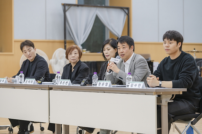 국립창극단 신작 ‘이날치 傳’ 기자간담회에서 연출을 맡은 정종임 창작집단 타루 예술감독(오른쪽 두 번째)이 발언하고 있다. 국립극장