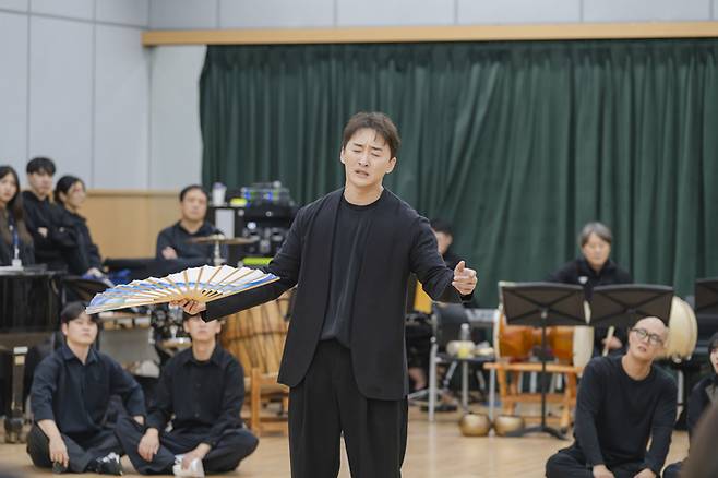 국립창극단 신작 ‘이날치 傳’ 기자간담회에서 이날치 역을 맡은 이광복 단원이 연습에 매진하고 있다. 국립극장