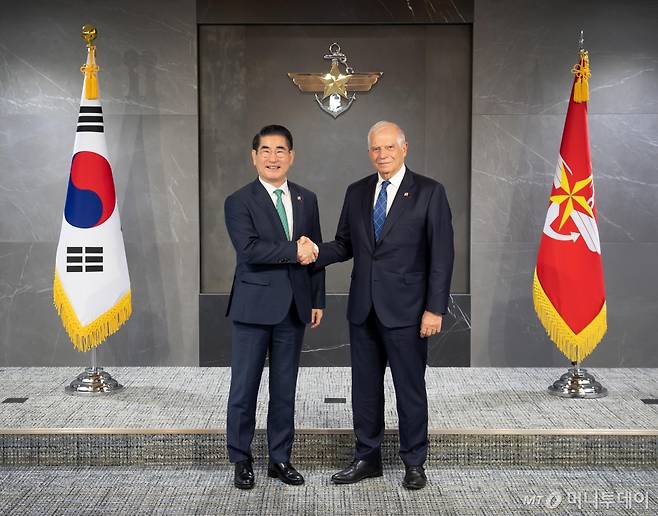 김용현 국방부 장관이 4일 서울 용산구 국방부에서 조셉 보렐 EU(유럽연합) 외교안보정책 고위대표와 기념사진을 촬영하고 있다. / 사진=국방부