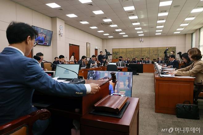 [서울=뉴시스] 고승민 기자 = 전재수 국회 문체위원장이 17일 서울 여의도 국회에서 문화체육관광위원회의 한국콘텐츠진흥원 등 국정감사를 개의하고 있다. 2024.10.17. kkssmm99@newsis.com /사진=고승민