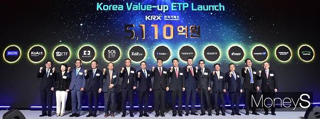 '한국 자본시장 컨퍼런스 2024(Korea Capital Market Conference 2024)' 개회식이 4일 서울 여의도 콘래드 호텔 서울에서 진행된 가운데 김병환 금융위원장, 정은보 한국거래소 이사장 등 내외빈이 기념촬영을 갖고 있다./사진=임한별 기자