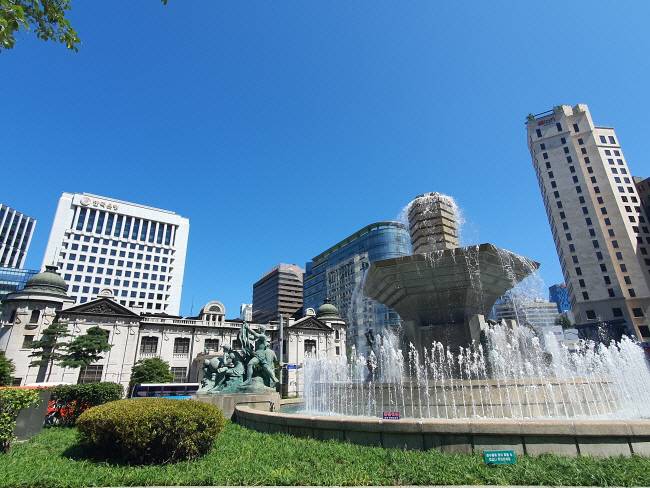 한국판 ‘트레비 분수’ 꿈꿨지만… 서울 중구 명동 한국은행 화폐박물관 맞은편, 신세계백화점 본점 앞에 자리한 한국은행 분수대에서 물이 뿜어져 나오고 있다.  중구청 제공