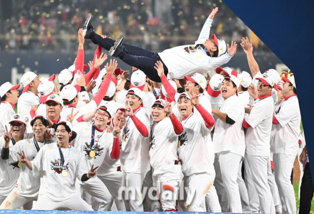 28일 오후 광주광역시 임동 광주기아챔피언스필드에서 진행된 '2024 프로야구 KBO리그 포스트시즌' 한국시리즈 5차전 KIA타이거즈와 삼성라이온즈의 경기. 기아타이거즈가 7-5로 승리하고 시리즈 전적 4-1로 우승을 차지했다. 기아 심재학 단장이 헹가래를 받고 있다./광주=송일섭 기자 andlyu@mydaily.co.kr