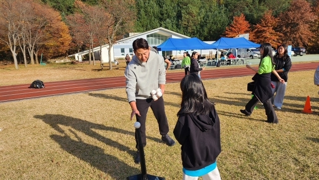 박용택 전 프로야구 선수가 '스포츠 스타와 함께하는 겨울캠프' 행사에서 야구를 가르쳐 주고 있다. /국민체육진흥공단 제공