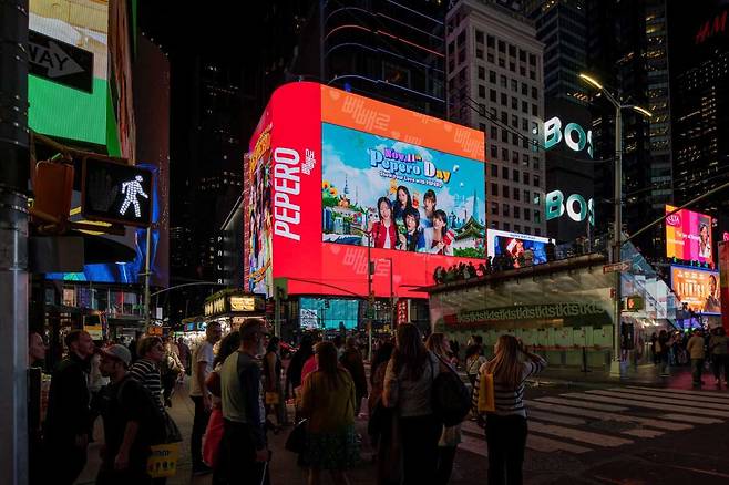 미국 뉴욕 타임스퀘어에서 빼빼로데이를 알리는 대형 옥외광고를 전개한다. [롯데웰푸드 제공]