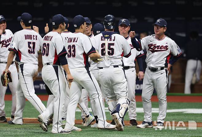 [서울=뉴시스] 김금보 기자 = 1일 서울 구로구 고척스카이돔에서 열린 2024 WBSC 프리미어12 한국 야구대표팀과 쿠바의 1차 평가전, 2-0으로 승리한 한국 류중일 감독이 선수들과 자축하고 있다. 2024.11.01. kgb@newsis.com