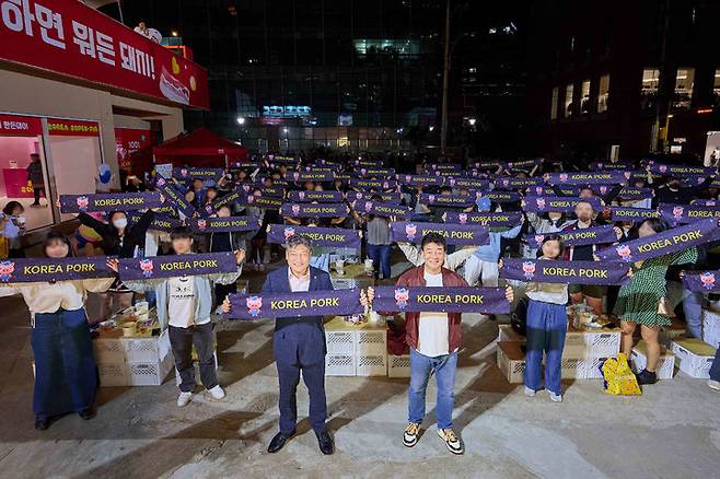 4일 한돈자조금 손세희 위원장과 한돈 홍보모델 백종원 더본코리아 대표가 '2024 한돈데이 팝업 스토어'를 찾은 고객들과 기념 촬영하고 있다. (사진=한돈자조금) *재판매 및 DB 금지