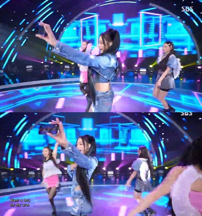 [서울=뉴시스] 뉴진스는 지난해 7월 30일 방송된 SBS TV '인기가요'에 출연해 '아이폰14 프로'를 들고 서로를 촬영하는 퍼포먼스를 20초 가량 했다. (사진=SBS TV '인기가요' 캡처) 2023.08.09. photo@newsis.com  *재판매 및 DB 금지