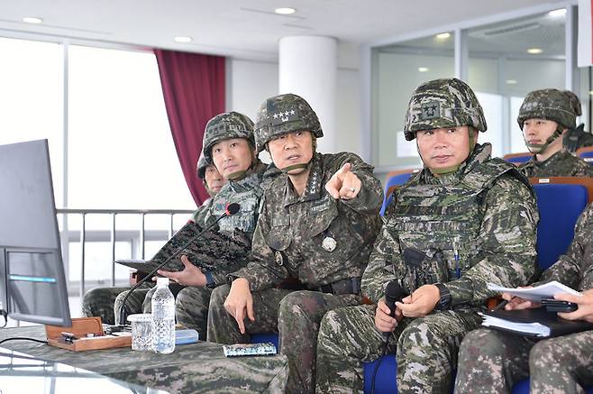 [서울=뉴시스] 김명수 합참의장이 강안경계부대에서 대비태세 현황을 보고 받고 있다. (사진=합동참모본부 제공) 2024.11.04. photo@newsis.com *재판매 및 DB 금지