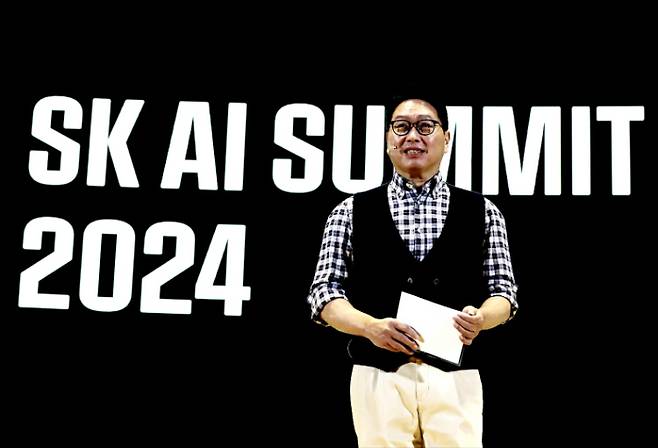 최태원 SK그룹 회장이 4일 서울 강남구 코엑스에서 열린 'SK AI 서밋(SUMMIT) 2024'에서 '함께하는 AI, 내일의 AI(AI together, AI tomorrow)'를 주제로 기조 연설을 하고 있다. SK 하이닉스 제공