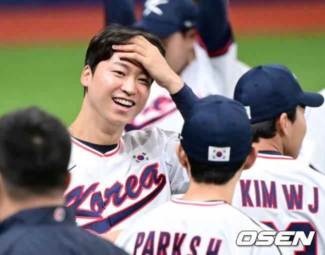 [OSEN=고척, 최규한 기자] 류중일 감독이 이끄는 대한민국 야구 대표팀이 ‘프리미어12’를 앞두고 첫 훈련에 나섰다.프리미어12는 세계야구소프트볼연맹(WBSC)에서 개최하는 야구 국제대회로 WBSC 랭킹 상위 12개국이 모여 치르는 대회다. 한국은 2015년 열린 초대 대회에서 우승을 차지했고 2019년 대회에서는 준우승을 달성했다. 이번 대회에서는 9년 만에 우승 탈환을 노린다.&nbsp;야구 대표팀 엄상백을 비롯한 선수들이 훈련을 준비하며 미소짓고 있다. 2024.10.24 / dreamer@osen.co.kr