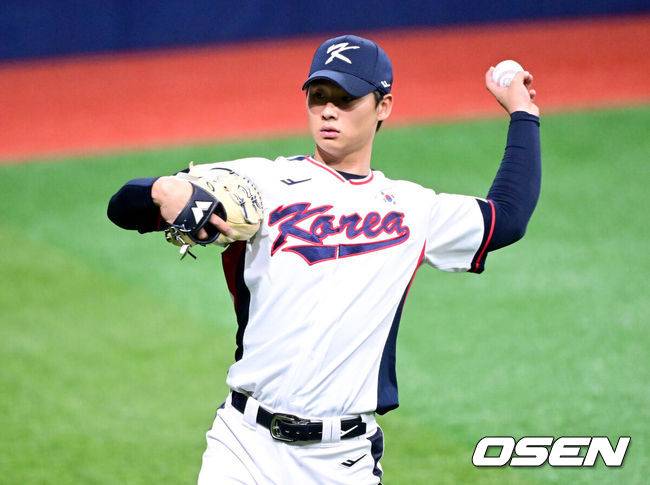 [OSEN=고척, 최규한 기자] 프리미어12를 준비하는 대한민국 야구 대표팀이 3일 오후 서울 고척스카이돔에서 훈련을 가졌다.프리미어12는 세계야구소프트볼연맹(WBSC)에서 개최하는 야구 국제대회로 WBSC 랭킹 상위 12개국이 모여 치르는 대회다. 한국은 2015년 열린 초대 대회에서 우승을 차지했고 2019년 대회에서는 준우승을 달성했다. 이번 대회에서는 9년 만에 우승 탈환을 노린다.&nbsp;대표팀 곽도규가 캐치볼 훈련을 펼치고 있다. 2024.11.03 / dreamer@osen.co.kr