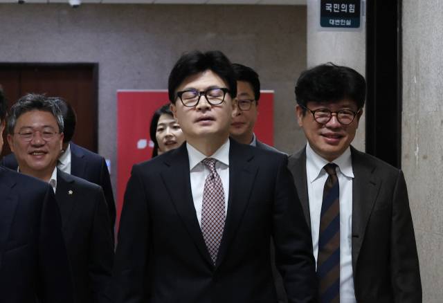 ▲국민의힘 한동훈 대표(가운데)가 4일 오전 국회 당 대표실로 이동하고 있다. ⓒ연합뉴스