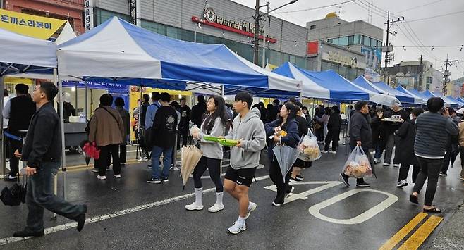 지난 1일 구미 라면축제에 참가한 관광객들이 라면을 들고 가는 모습. 김수연 기자