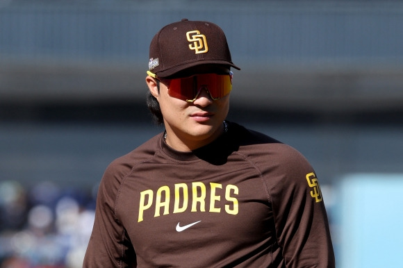 BASEBALL-MLB-LAD-SD/ - Oct 6, 2024; Los Angeles, California, USA; San Diego Padres shortstop Ha-Seong Kim (7) looks on during warm ups before game two against the Los Angeles Dodgers in the NLDS for the 2024 MLB Playoffs at Dodger Stadium. Mandatory Credit: Kiyoshi Mio-Imagn Images    <Copyright (c) Yonhap News Agency prohibits its content from being redistributed or reprinted without consent, and forbids the content from being learned and used by artificial intelligence systems.>