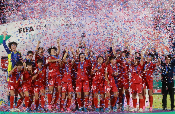 북한 여자축구 17세 이하(U17) 대표팀 선수들이  4일(한국시간) 도미니카공화국 산토도밍고의 에스타디오 올림피코 펠릭스 산체스에서 끝난 스페인과의 2024 FIFA 월드컵 결승에서 승부차기 끝에 4-3으로 이긴뒤 대회 우승에 감격해 하고 있다. 산토도밍고 EPA 연합뉴스