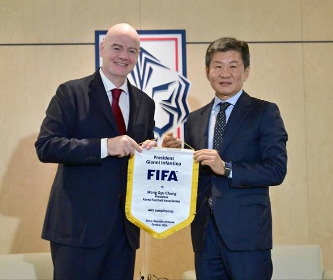 잔니 인판티노(왼쪽) 국제축구연맹(FIFA) 회장이 지난달 28일 서울 신문로 축구회관에 위치한 대한축구협회를 방문해 정몽규 회장과 기념 사진을 촬영하고 있다. 대한축구협회 제공