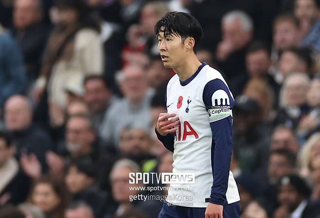 ▲ 내가 교체라고? 손흥민이 이해 못할 교체를 당했다. 중요한 경기에 맞춰 돌아왔다. 아스톤 빌라를 만났을 때 펄펄 날았던 손흥민이라 복귀전으로 안성맞춤이었다. 기대대로 손흥민이 돌아와 빌라를 상대로 값진 도움을 올렸다. 그런데 손흥민을 득점보다 미끼로만 활용하는 통에 득점과는 거리가 멀었다. 여기에 후반 10분 만에 교체시키면서 포스테코글루 감독의 의도가 미궁에 빠졌다. 영국 현지도 다 놀란 가운데 포스테코글루 감독은 경기 후 "손흥민은 55분 이상 뛰게 할 생각이 아니었다. 웨스트햄전에서도 60분 이후 부상이 재발했다. 오늘은 무사히 경기를 마치게 됐다"라고 만족했다.&nbsp;