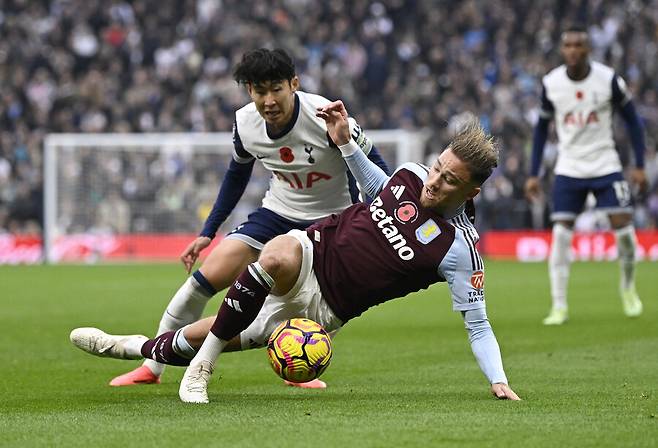 ▲ 손흥민은 부상에서 복귀해 애스턴 빌라전 선발 명단에 이름을 올렸다. 지난 9월 유럽축구연맹(UEFA) 유로파리그(UEL) 리그 페이즈 1차전 카라바흐전 이후 햄스트링 쪽에 통증을 호소하며 한동안 뛰지 못했다. 10월 대표팀 휴식기 이후 웨스트햄전에 돌아왔지만 완벽하게 컨디션을 회복하지 못해 유로파리그 포함 3경기를 추가로 쉬었다. 후반 11분 손흥민에게 교체 사인이 떨어졌다. 손으로 자신을 가리키며 의아한 표정을 지었다. 벤치에 앉아서도 아쉬운 기색을 감추지 않았다. 이후 토트넘은 연속골에 성공하며 4-1 역전승을 해냈다 ⓒ연합뉴스/로이터