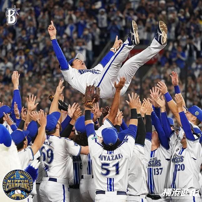 요코하마 선수단이 3일 열린 2024 일본시리즈 6차전에서 우승한 후 미우라 다이스케 감독을 헹가래하고 있다. /사진=요코하마 DeNA 베이스타즈 공식 SNS