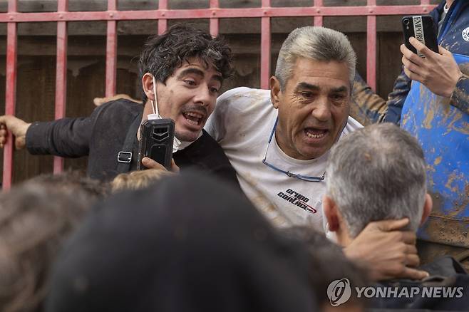 성난 수해 지역 주민들 (발렌시아 AP=연합뉴스) 수해를 입은 스페인 발렌시아의 주민들이 3일(현지시간) 현장을 방문한 필리페6세 국왕에게 따지고 있다. 2024.11.3