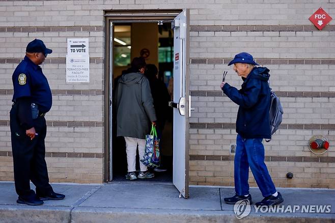 미국 대선 사전투표가 이뤄지는 조지아주의 한 투표소를 경찰관이 지키고 있다. (EPA=연합뉴스)