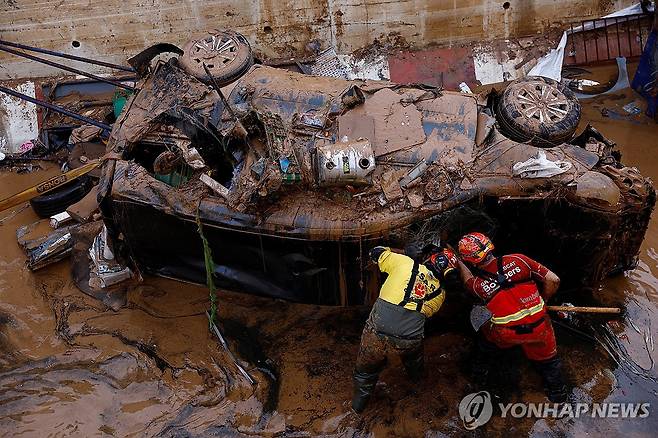 스페인 대홍수로 진흙에 처박힌 차량…"세상 종말 같아"