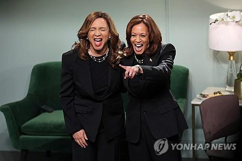 SNL 깜짝 출연한 해리스 (뉴욕 AFP=연합뉴스) 미국 민주당 대통령후보인 카멀라 해리스 부통령(오른쪽)이 여배우 마야 루돌프(왼쪽)과 NBC방송의 인기 코미디 프로그램 '새터데이 나이트 라이브'(SNL)에 2024년 11월 2일 밤 출연한 모습. (CHARLY TRIBALLEAU / AFP) 2024.11.4.