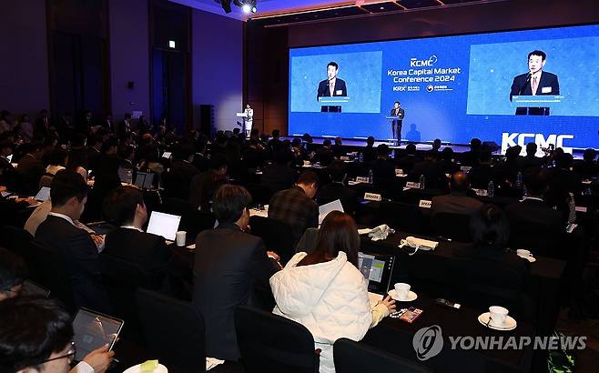 개회사하는 정은보 한국거래소 이사장 (서울=연합뉴스) 김인철 기자 = 정은보 한국거래소 이사장이 4일 서울 영등포구 콘래드호텔에서 열린 한국거래소 한국자본시장 콘퍼런스(Korea Capital Market Conference) 2024에서 개회사를 하고 있다. 2024.11.4 yatoya@yna.co.kr