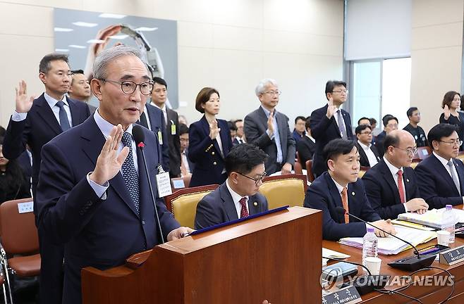 선서하는 김영섭 KT 대표 (서울=연합뉴스) 신준희 기자 = 김영섭 KT 대표가 25일 국회에서 열린 과학기술정보통신위원회 국정감사에서 증인 선서를 하고 있다. 2024.10.25 hama@yna.co.kr