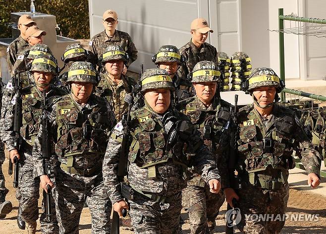 훈련장 이동하는 '시니어 아미' (춘천=연합뉴스) 이진욱 기자 = 노인들이 모여 예비병력이 되겠다며 창단한 '시니어 아미' 회원들이 4일 오후 춘천과학화예비군훈련장에서 훈련을 위해 이동하고 있다. 2024.11.4 cityboy@yna.co.kr