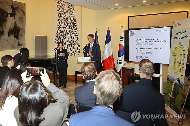 프랑스 대사관 '프렌치 비프, 테루아의 맛' 개최 (서울=연합뉴스) 류효림 기자 = 필립 베르투 주한 프랑스대사가 4일 서대문구 주한프랑스대사관에서 열린 프랑스 소고기 수입 재개 기념 '프렌치 비프, 테루아의 맛' 행사에서 인사말을 하고 있다. 2024.11.4 ryousanta@yna.co.kr