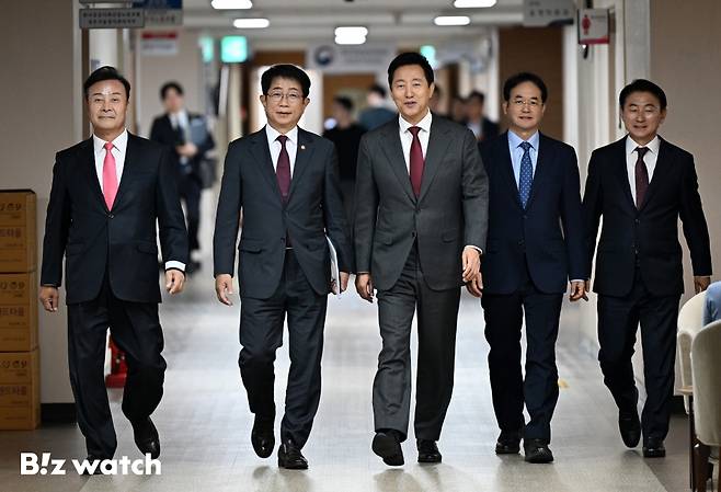 박상우 국토교통부 장관(왼쪽 두번째), 오세훈 서울시장(가운데)을 비롯한 수도권 지자체장들이 5일 오전 정부서울청사에서 수도권 신규 택지를 통한 입주물량을 공급하는 부동산 대책을 발표하기 위해 입장하고 있다./이명근 기자 qwe123@