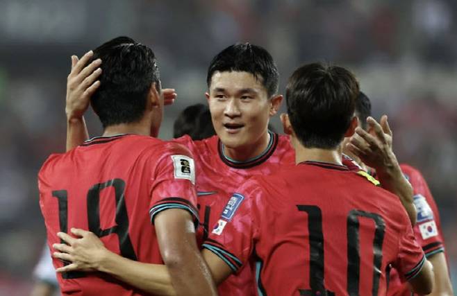 지난달 15일 경기도 용인미르스타디움에서 열린 2026 북중미 월드컵 아시아 지역 3차 예선 B조 4차전 대한민국과 이라크의 경기에서 김민재가 득점한 오세훈을 축하하는 모습. (사진=뉴시스)