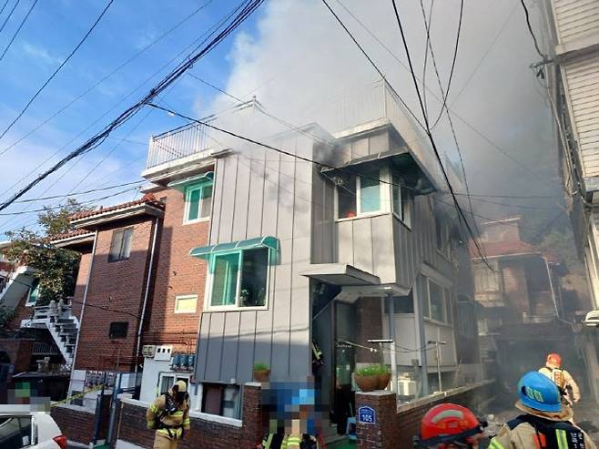 5일 오후 서울 관악구 신림동의 한 다세대주택에서 불이 나 소방당국이 진압하고 있다. (사진=서울 관악소방서)