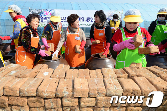 17일 오전 서울 서초구 원지동 대원농장에서 열린 제19회 홀로어르신 및 소년소녀가장 지원 사랑의 된장-간장 담그기'에서 참가자들이 장 담그기에 나서고 있다. 2017.3.17/뉴스1 ⓒ News1 임세영 기자