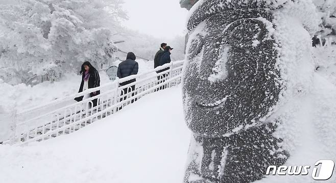 지난 1월 25일 오전 한라산국립공원 1100고지휴게소에서 관광객들이 설경을 감상하고 있다. 2024.1.25/뉴스1 ⓒ News1 오현지 기자