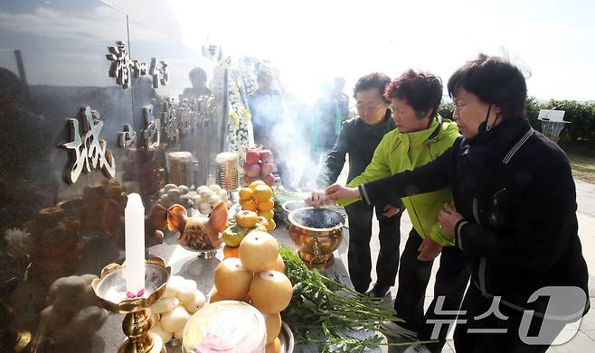 5일 오전 제주 서귀포시 성산읍 고성리 터진목해안가 4·3추모공원에서 열린 성산읍 4·3희생자 위령제에서 유족들이 헌화와 분향을 하고 있다. 2024.11.5/뉴스1 ⓒ News1 오현지 기자