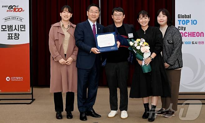 백진휘 인하대병원 권역응급의료센터장(왼쪽에서 세번째)이 모범시민 표창 수상 후 유정복 인천광역시장(왼쪽에서 두번째)및 관계자들과 기념촬영을 하고 있다.(인하대 병원 제공)/뉴스1