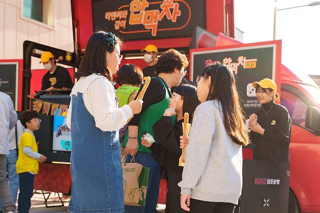 신월종합복지센터에서 지역 주민들이 ‘밥먹차’에서 제공한 간식을 즐기고 있다.(티앤씨재단 제공)