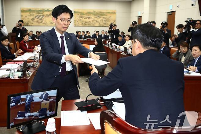 국회 교육위 여당 간사인 조정훈 국민의힘 의원이 5일 오후 서울 여의도 국회에서 열린 교육위원회 전체회의에서 김영호 위원장에게 지방교육재정교부금법 일부개정법률안에 대한 안건조정위원회 구성 요구서를 제출하고 있다. 2024.11.5/뉴스1 ⓒ News1 이광호 기자