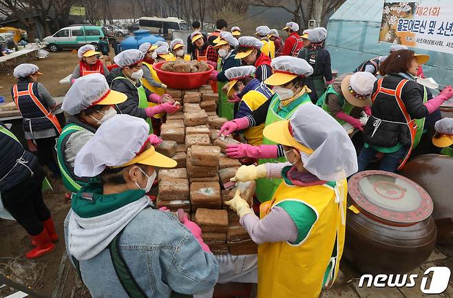 20일 오전 서울 서초구 대원농장에서 열린 '사랑의 된장 간장 담그기' 행사에서 서초여성봉사회 회원들이 된장을 담그고 있다. '사랑의 된장 간장 담그기' 행사는 지난 1999년부터 21년째 계속된 행사로 현재까지 소외된 이웃 4,772세대에 직접 담근 장을 전달했다. 2019.3.20/뉴스1 ⓒ News1 성동훈 기자