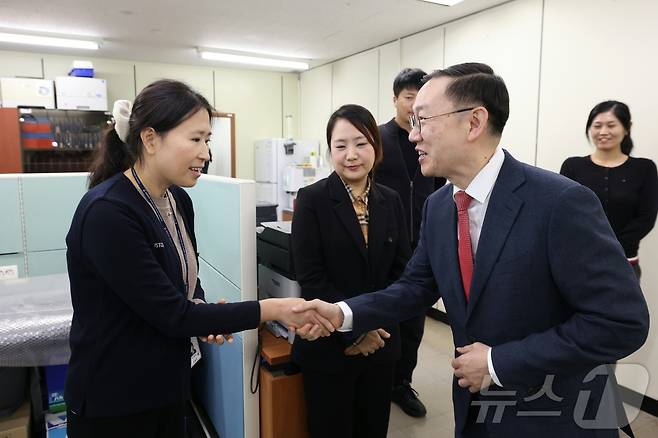 이명구 관세청 차장(오른쪽)이 5일 관세청 고객지원센터를 방문해 직원들과 인사하고 있다.(관세청 제공)/뉴스1