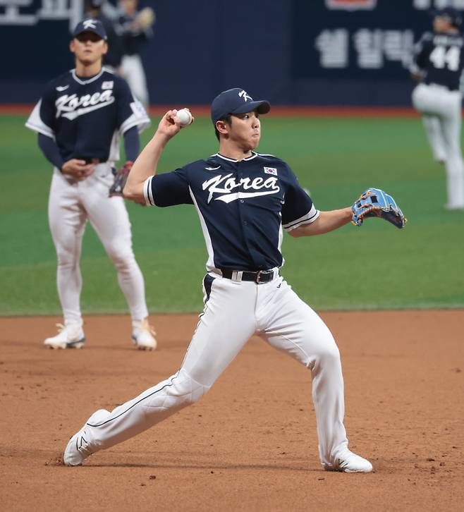 야구 대표팀 김영웅이 5일 고척스카이돔에서 수비 훈련을 하고 있다. 이후 진행된 타격훈련을 하지 못했다. 사진 | 고척=연합뉴스