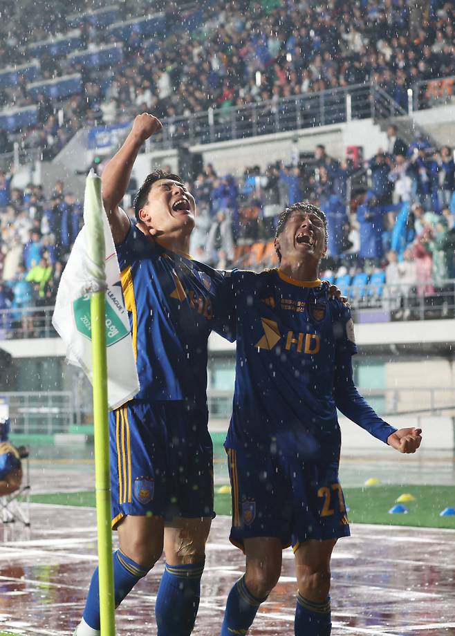 주민규-이청용 골 환호

    (울산=연합뉴스) 김용태 기자 = 1일 울산종합운동장에서 열린 프로축구 하나은행 K리그1 2024 울산 HD와 강원FC의 경기에서 울산 주민규가 팀의 두 번째 골을 넣고 이청용과 함께 환호하고 있다. 2024.11.1