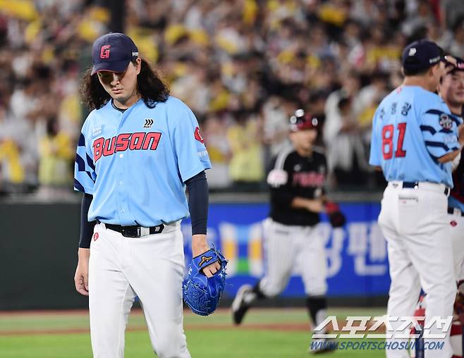 18일 부산 사직야구장에서 열린 롯데와 LG의 경기. 9회 실점 후 강판 당하는 롯데 마무리 김원중. 부산=송정헌 기자songs@sportschosun.com/2024.09.18/