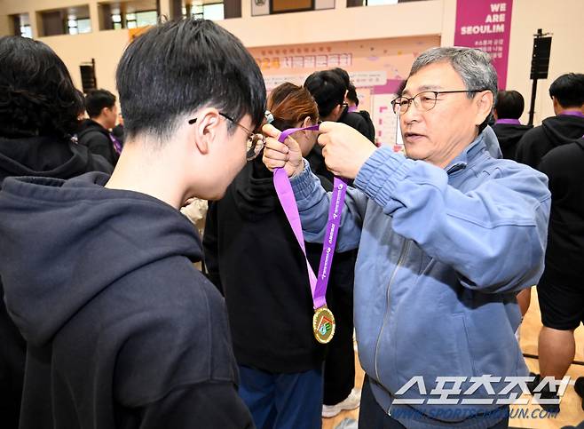 2일 서울대체육관에서 열린 제3회 서울림운동회에서 정근식 서울시교육감이 서울사대부고 학생들에게 서울림통합스포츠클럽 8회 이상 참여를 인증하는 서울림  인증 메달을 수여하고 있다. 허상욱 기자 wook@sportschosun.com/2024.11.02/